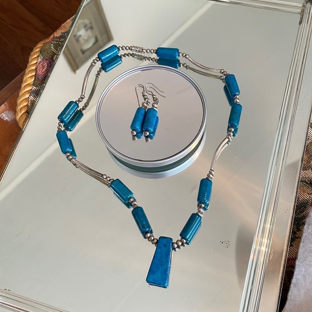 Dark turquoise blue stone & silver tone drop earrings & necklace set‎